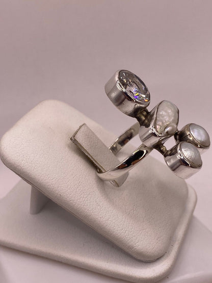 Anillo Artístico de Plata Ley 925 con Zirconia, Madreperla y Perlas, vista lateral