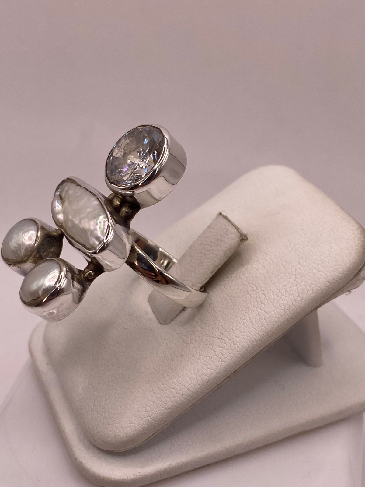 Anillo Artístico de Plata Ley 925 con Zirconia, Madreperla y Perlas, vista de detalle