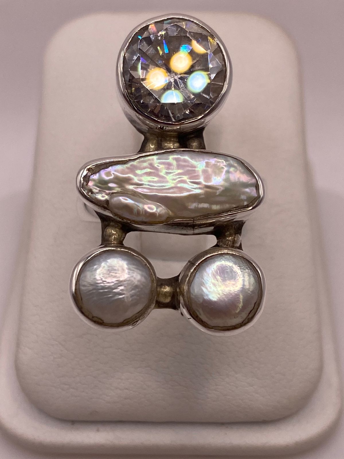 Anillo Artístico de Plata Ley 925 con Zirconia, Madreperla y Perlas, vista superior
