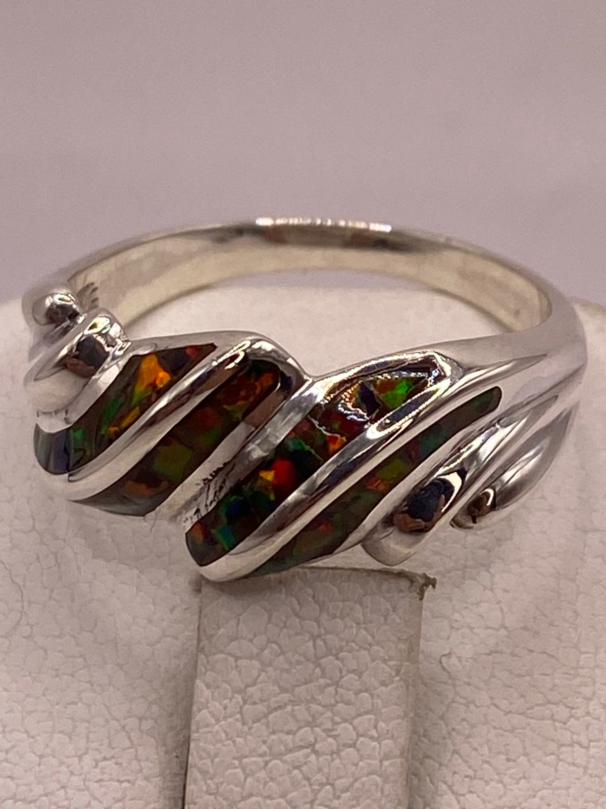 Anillo Artístico de Plata Ley 950 con Ópalo Iridiscente, sello de autenticidad Plata Ley .925