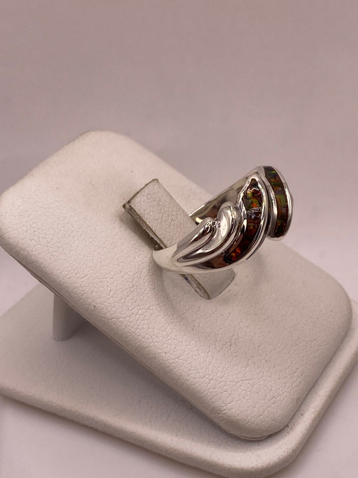 Anillo Artístico de Plata Ley 950 con Ópalo Iridiscente, vista lateral
