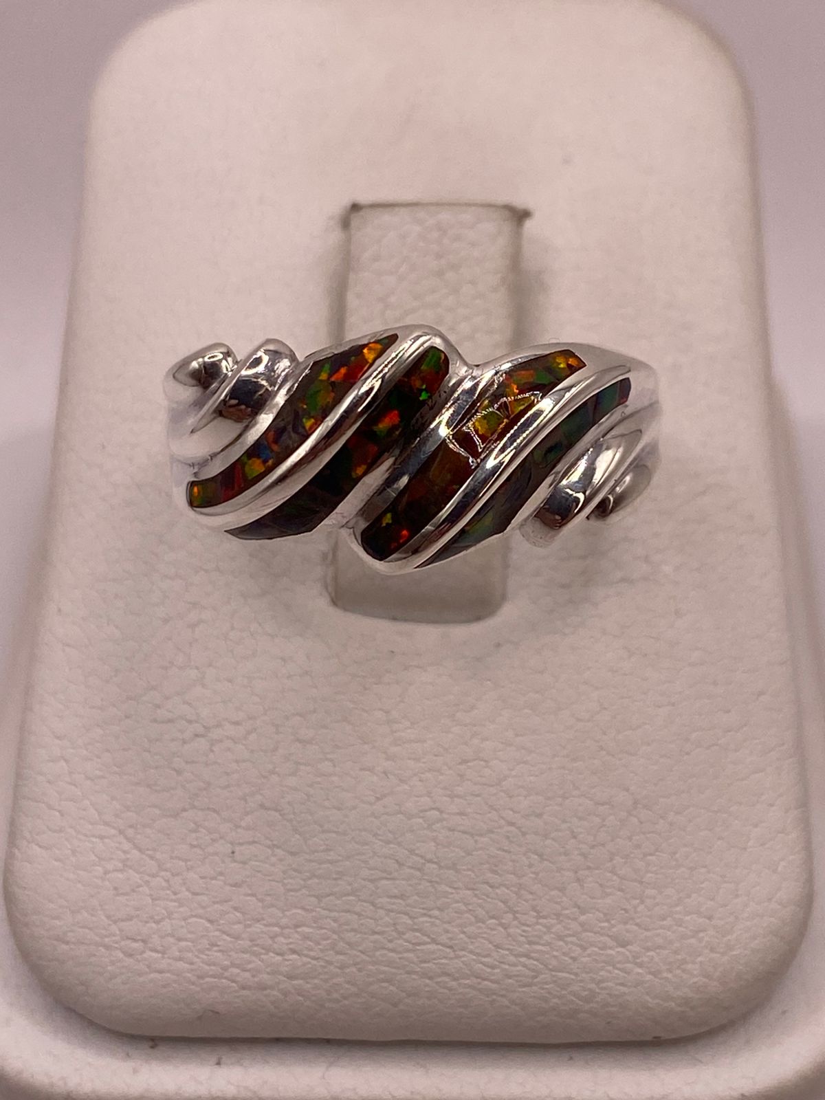 Anillo Artístico de Plata Ley 950 con Ópalo Iridiscente, vista de detalle