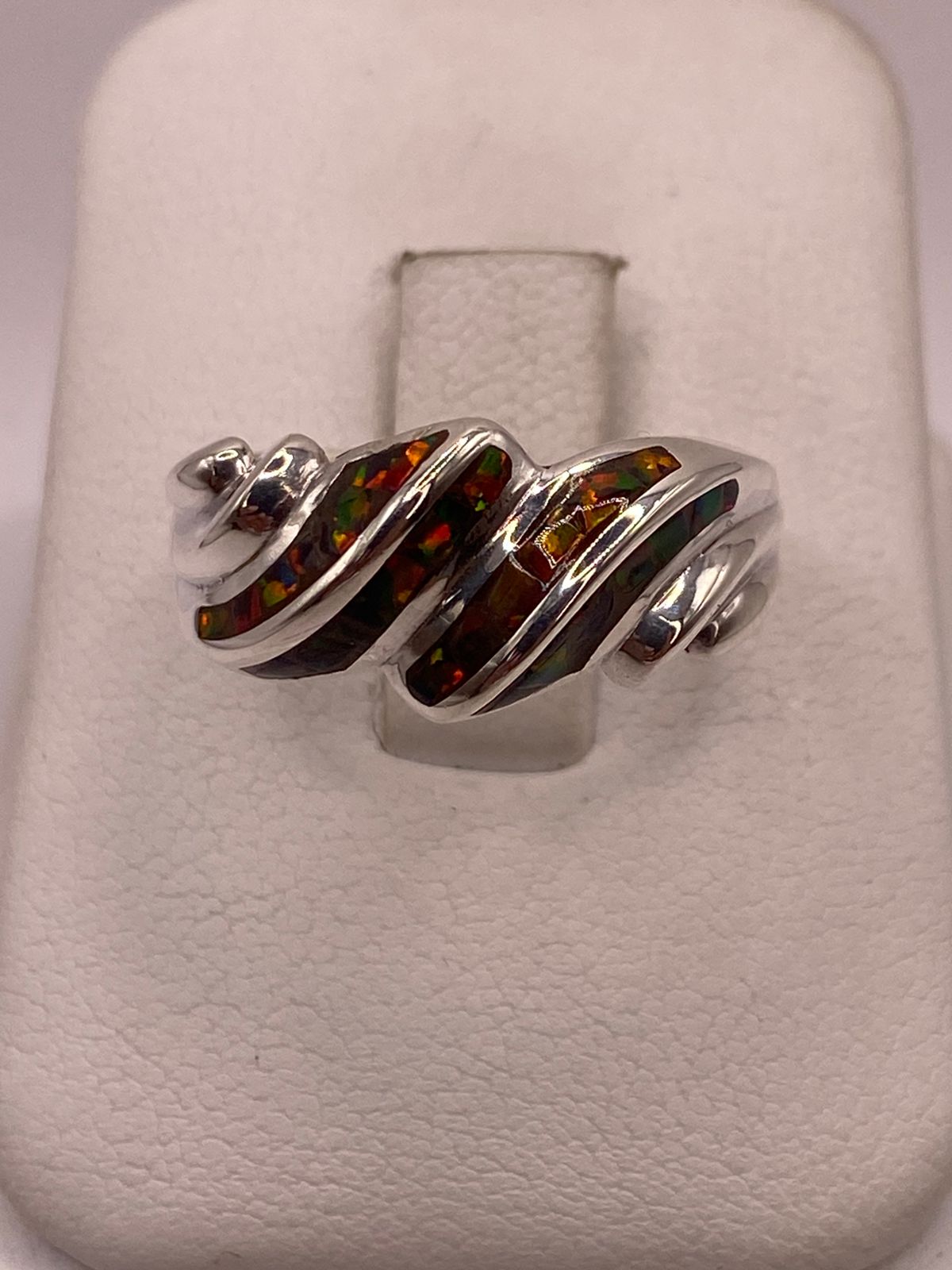 Anillo Artístico de Plata Ley 950 con Ópalo Iridiscente, vista frontal