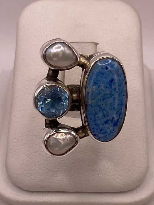 Anillo Artístico de Plata 925 con Sodalita Azul, Nácar y Zirconia — ángulo diagonal