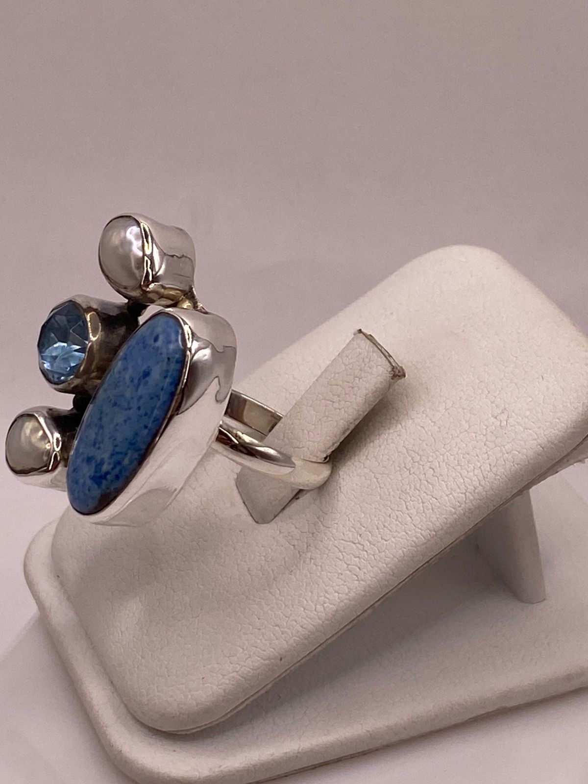 Anillo Artístico de Plata 925 con Sodalita Azul, Nácar y Zirconia, vista frontal
