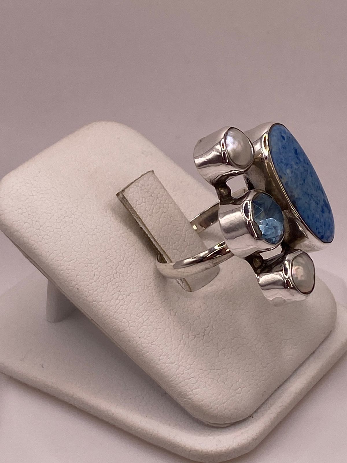 Anillo Artístico de Plata 925 con Sodalita Azul, Nácar y Zirconia, vista lateral