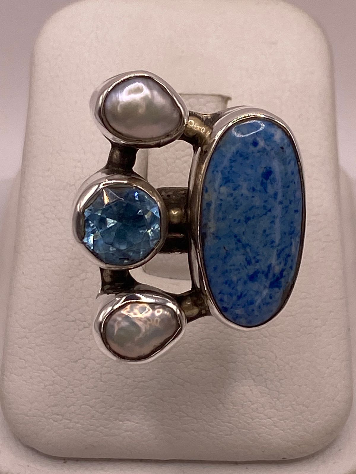 Anillo Artístico de Plata 925 con Sodalita Azul, Nácar y Zirconia, vista de detalle