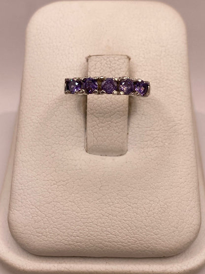 Anillo Banda con Zirconias Violetas en Plata Ley 925 — ángulo diagonal