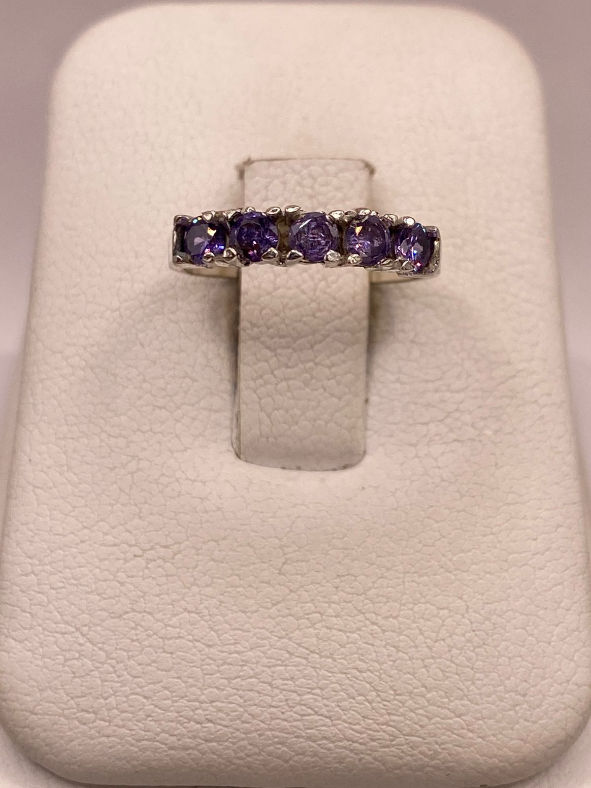 Anillo Banda con Zirconias Violetas en Plata Ley 925, vista frontal