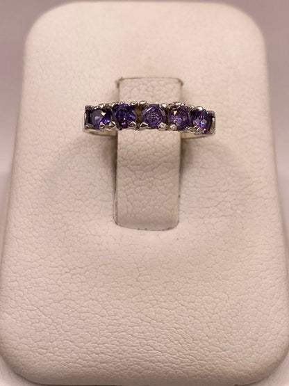 Anillo Banda con Zirconias Violetas en Plata Ley 925, vista frontal