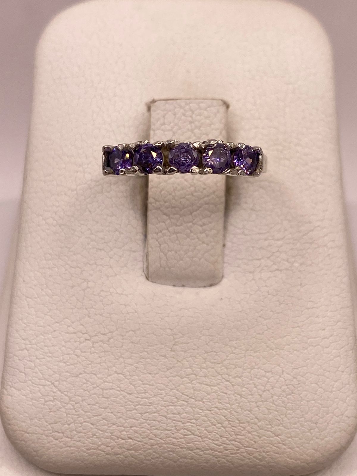 Anillo Banda con Zirconias Violetas en Plata Ley 925, vista de detalle