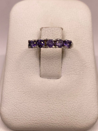 Anillo Banda con Zirconias Violetas en Plata Ley 925, vista de detalle