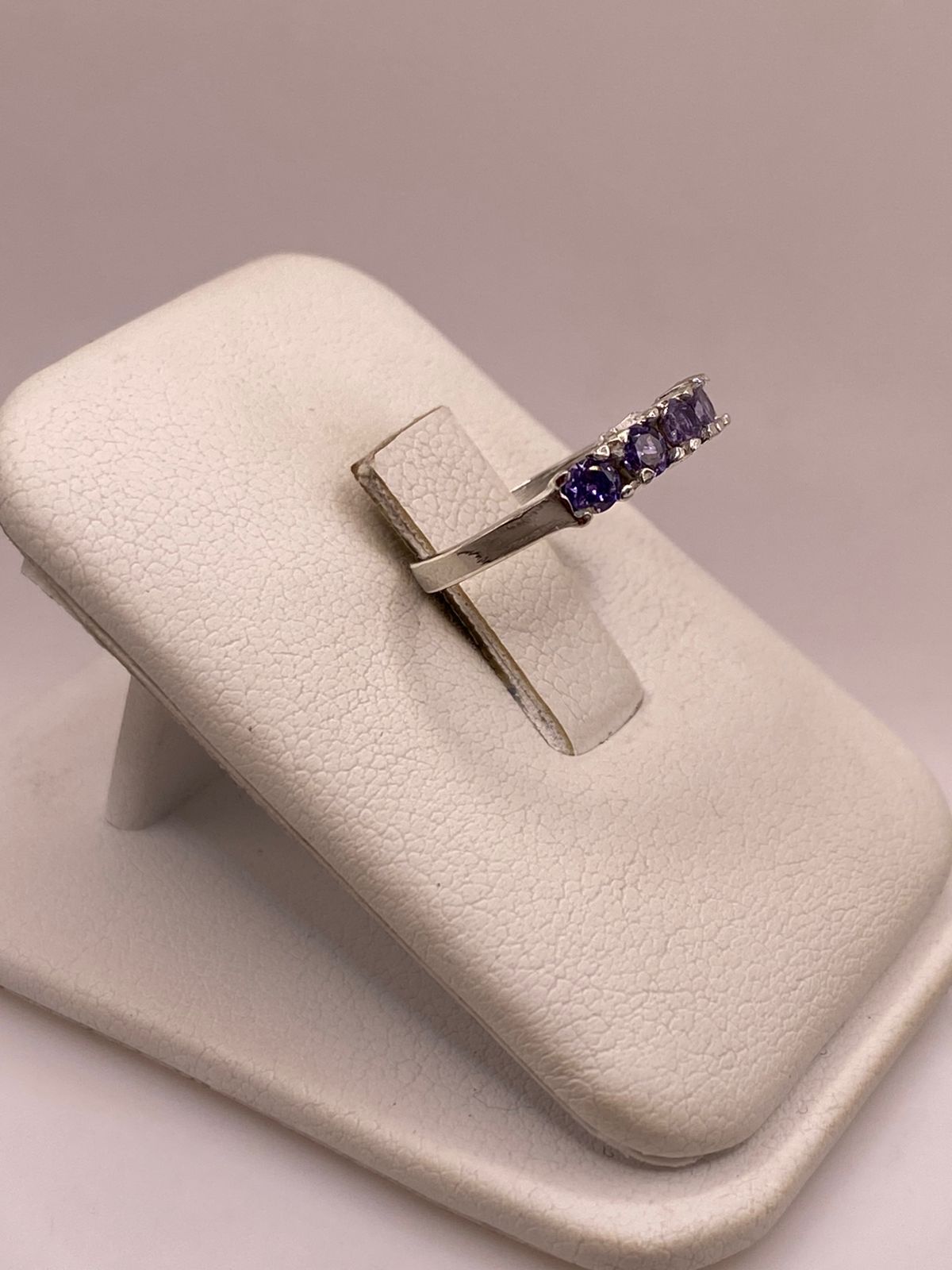 Anillo Banda con Zirconias Violetas en Plata Ley 925, vista lateral