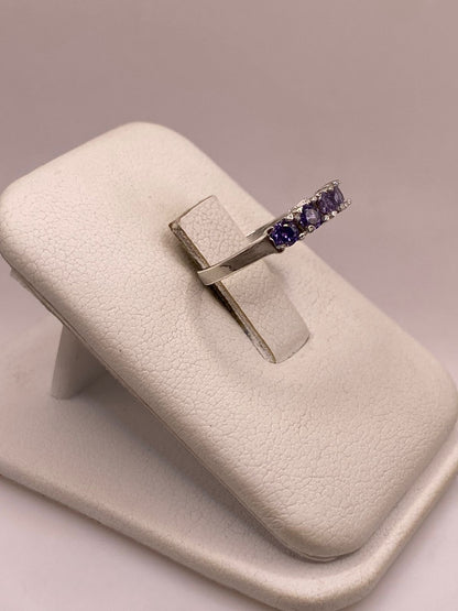 Anillo Banda con Zirconias Violetas en Plata Ley 925, vista lateral