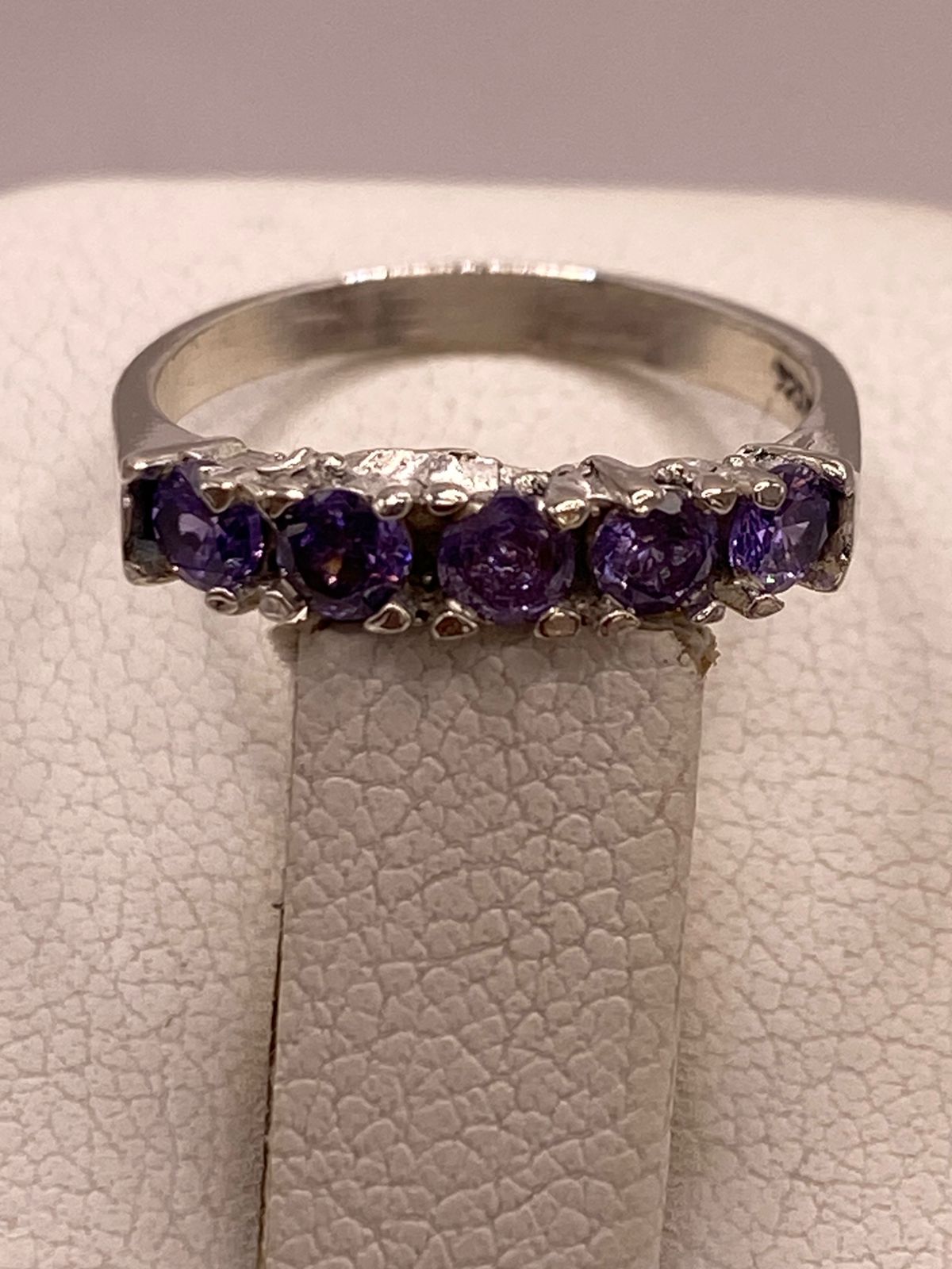 Anillo Banda con Zirconias Violetas en Plata Ley 925, sello de autenticidad Plata Ley .925