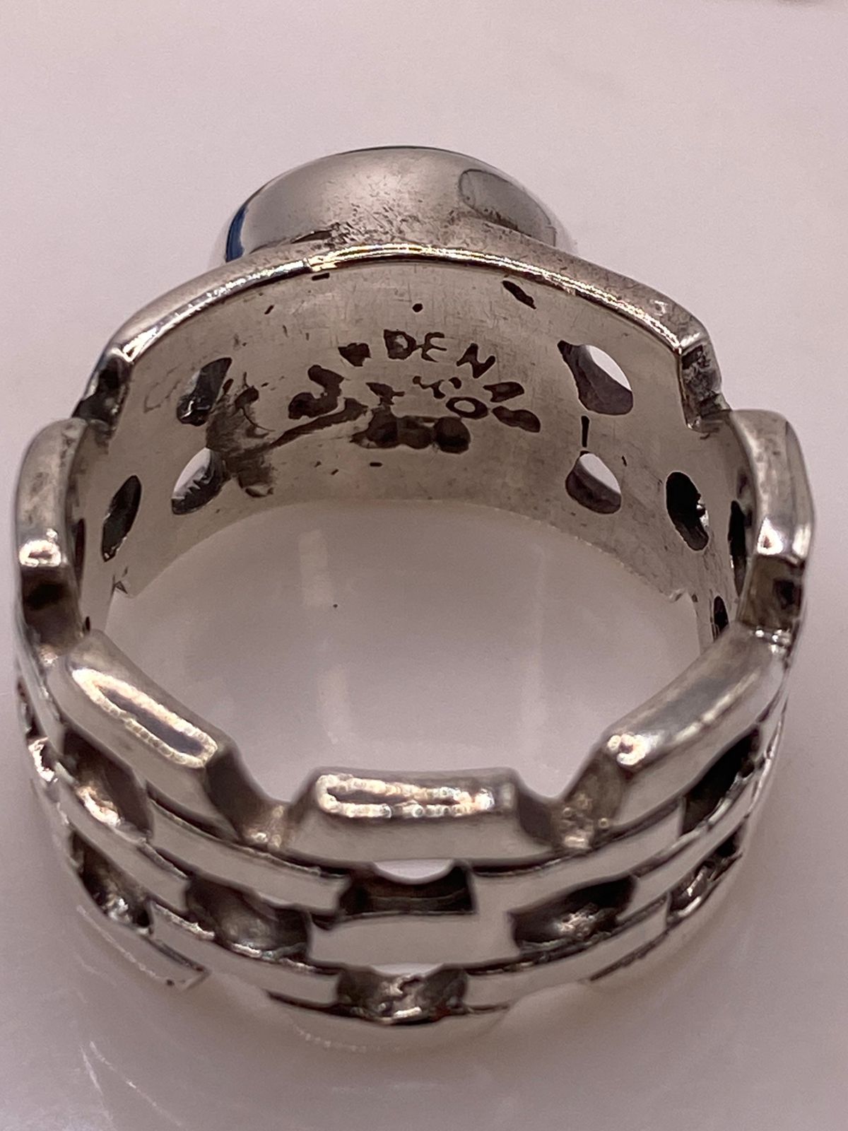 Anillo Calado con Ópalo Azul y Verde Ovalado en Plata Ley 950, sello de autenticidad Plata Ley .925