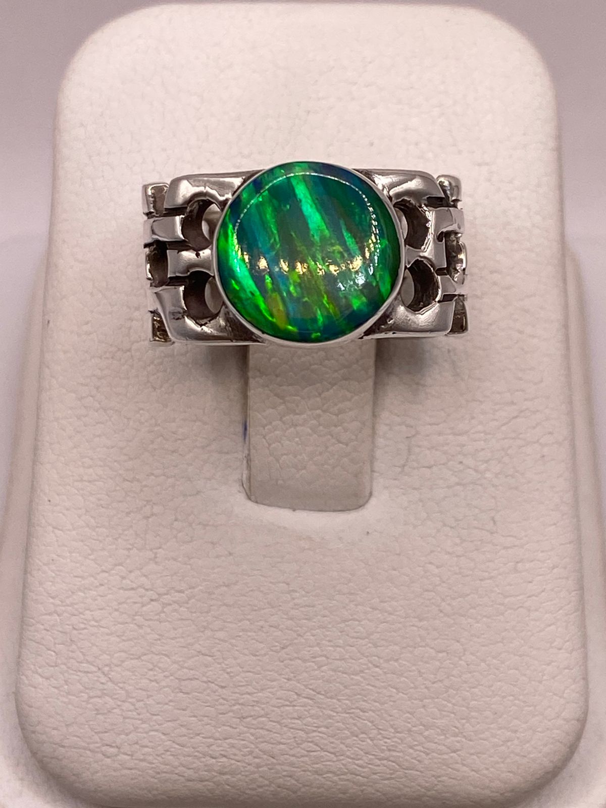 Anillo Calado con Ópalo Azul y Verde Ovalado en Plata Ley 950, vista lateral
