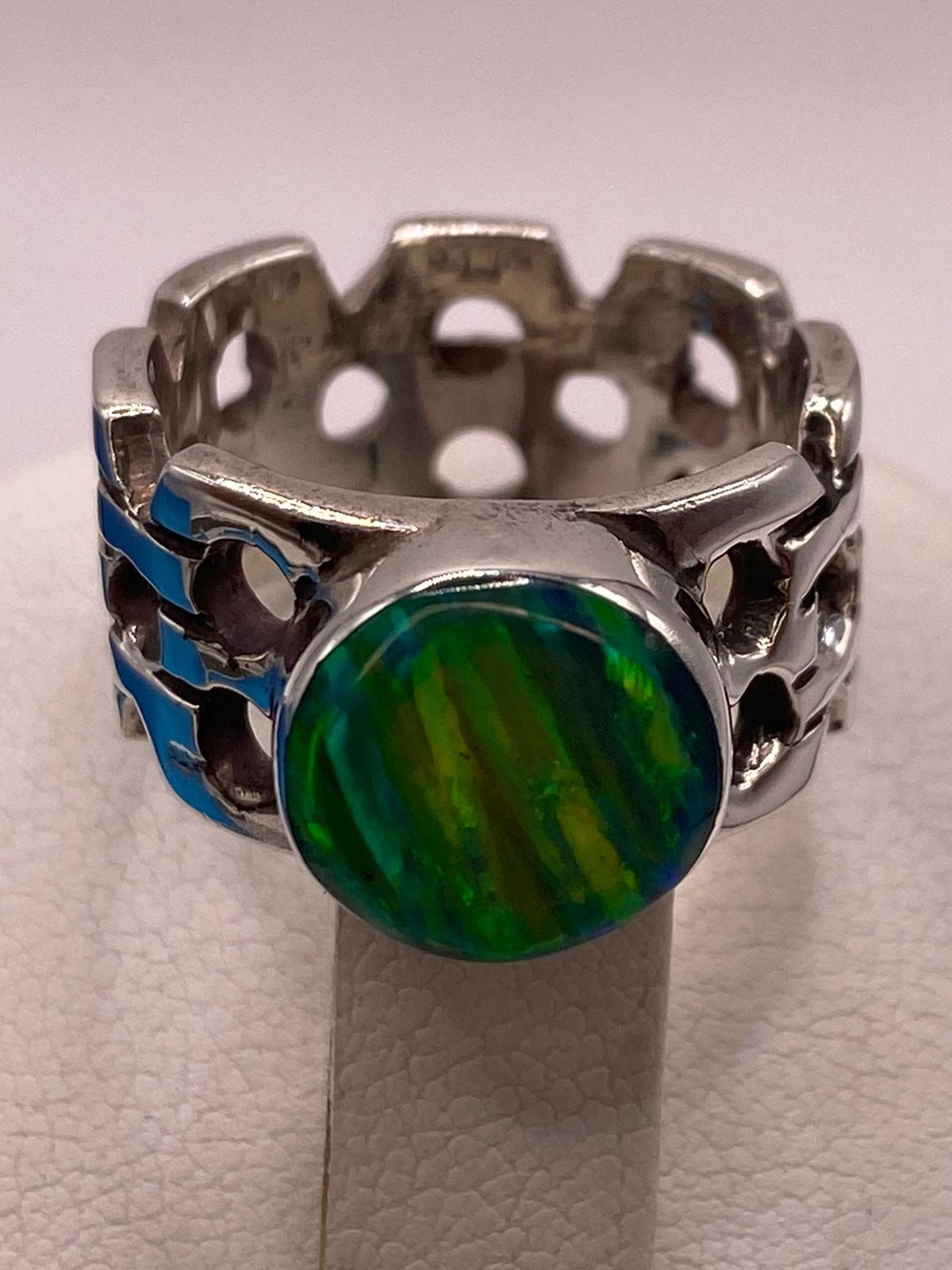 Anillo Calado con Ópalo Azul y Verde Ovalado en Plata Ley 950, vista superior