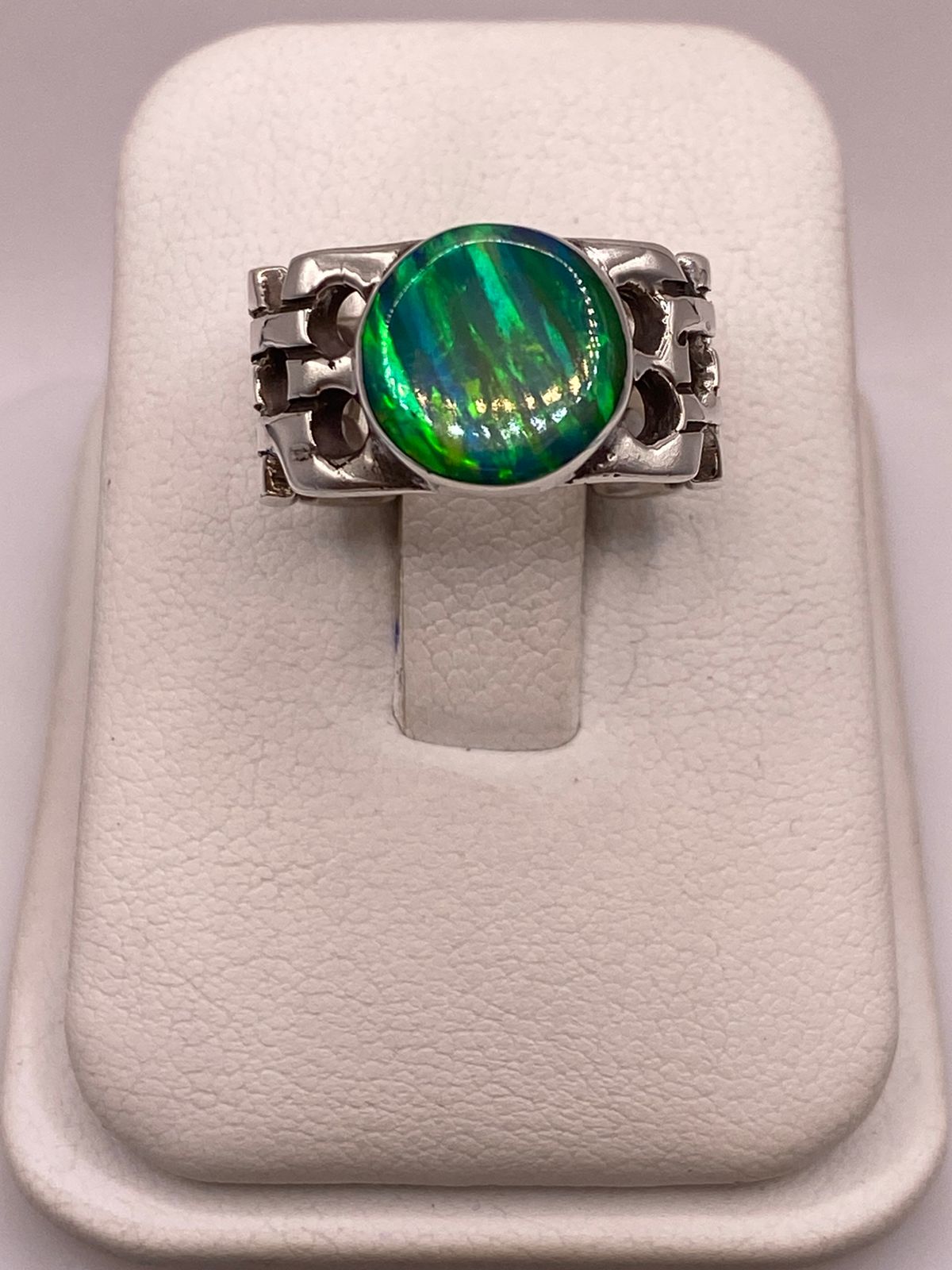 Anillo Calado con Ópalo Azul y Verde Ovalado en Plata Ley 950, vista de detalle