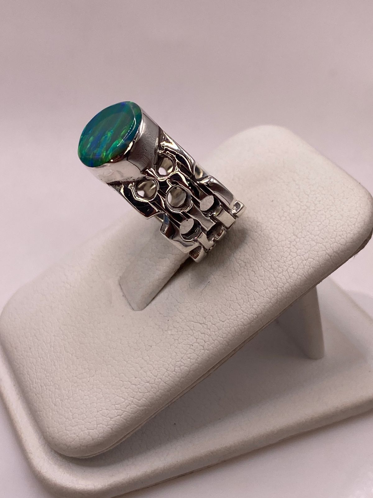 Anillo Calado con Ópalo Azul y Verde Ovalado en Plata Ley 950, vista frontal