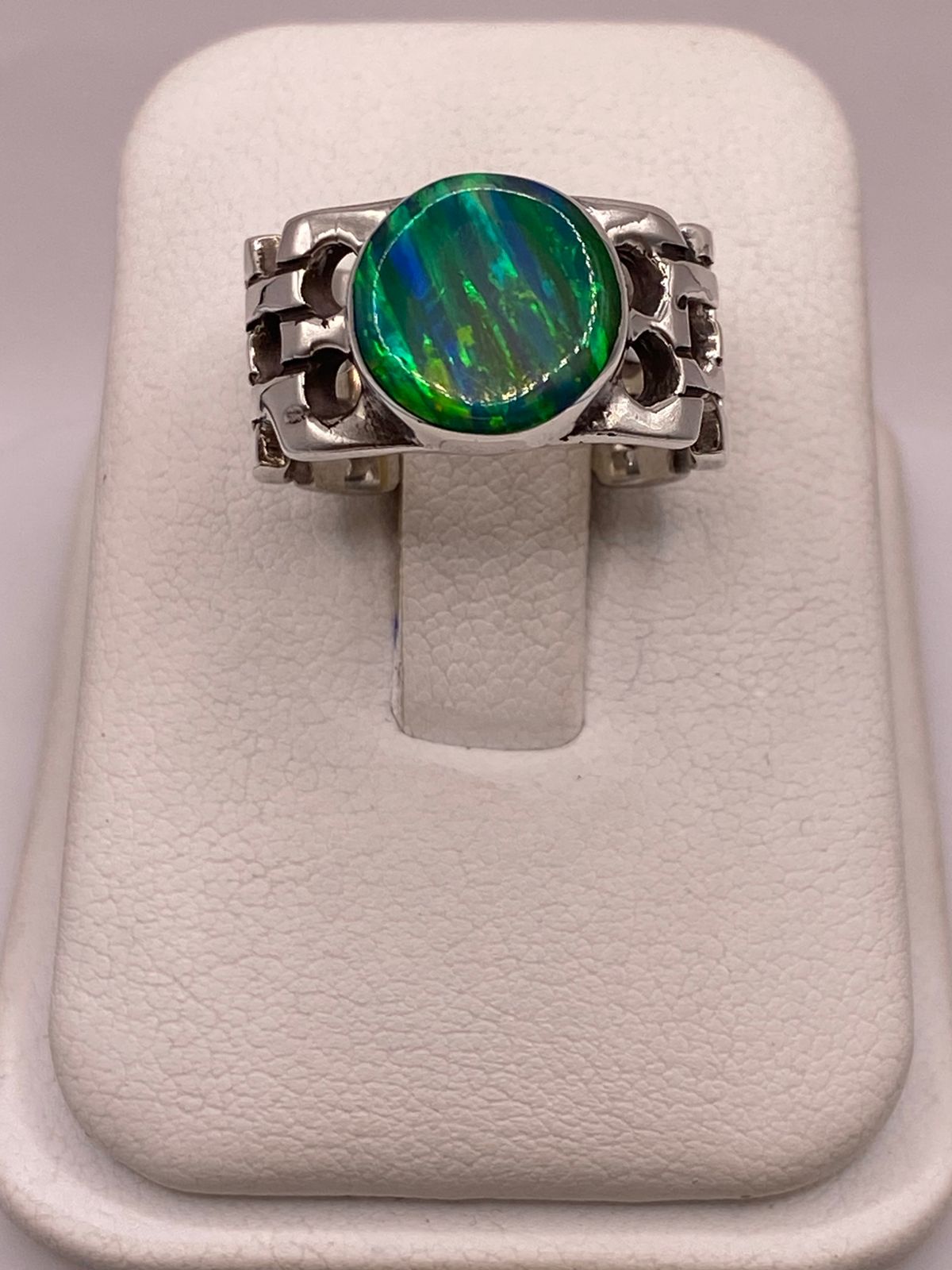 Anillo Calado con Ópalo Azul y Verde Ovalado en Plata Ley 950 en báscula mostrando peso