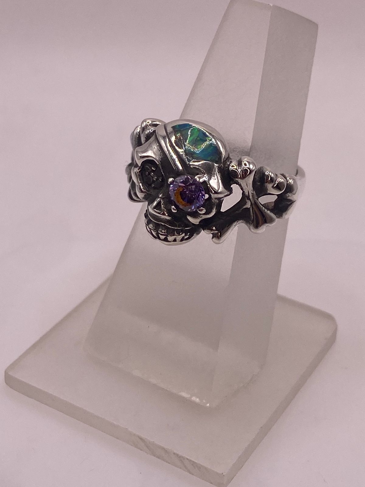 Anillo Calavera Ópalo Verde & Zirconia Amatista Plata 950, vista frontal