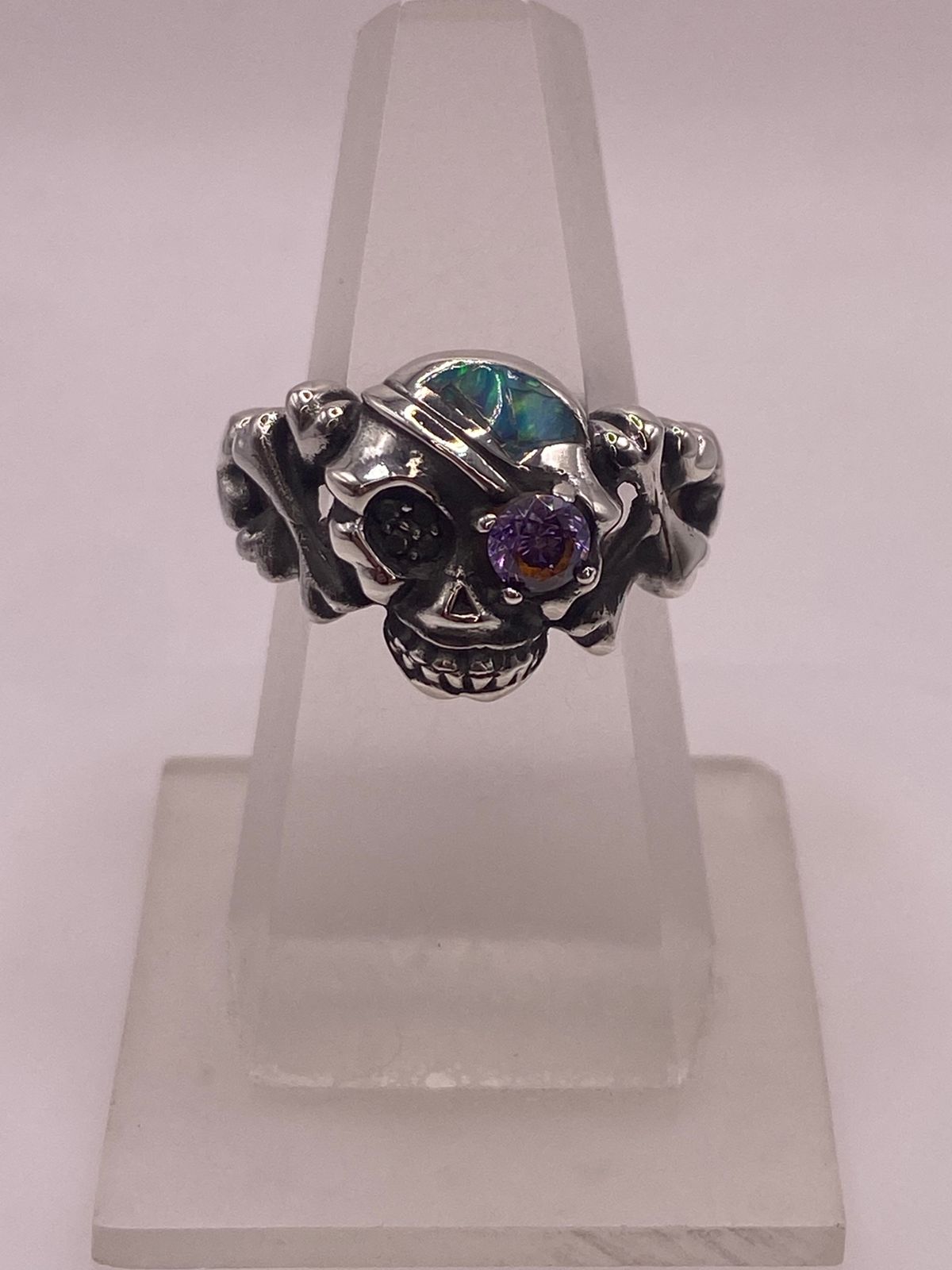 Anillo Calavera Ópalo Verde & Zirconia Amatista Plata 950 — ángulo diagonal