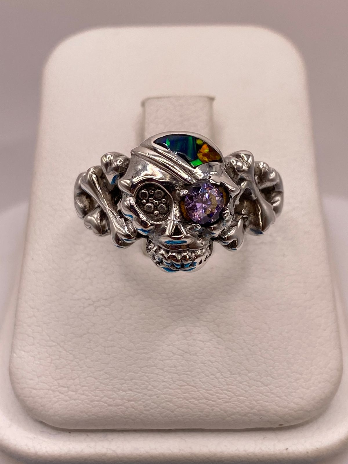 Anillo Calavera de Plata Ley 950 con Ópalo de Fuego y Zirconia Lila, vista de detalle
