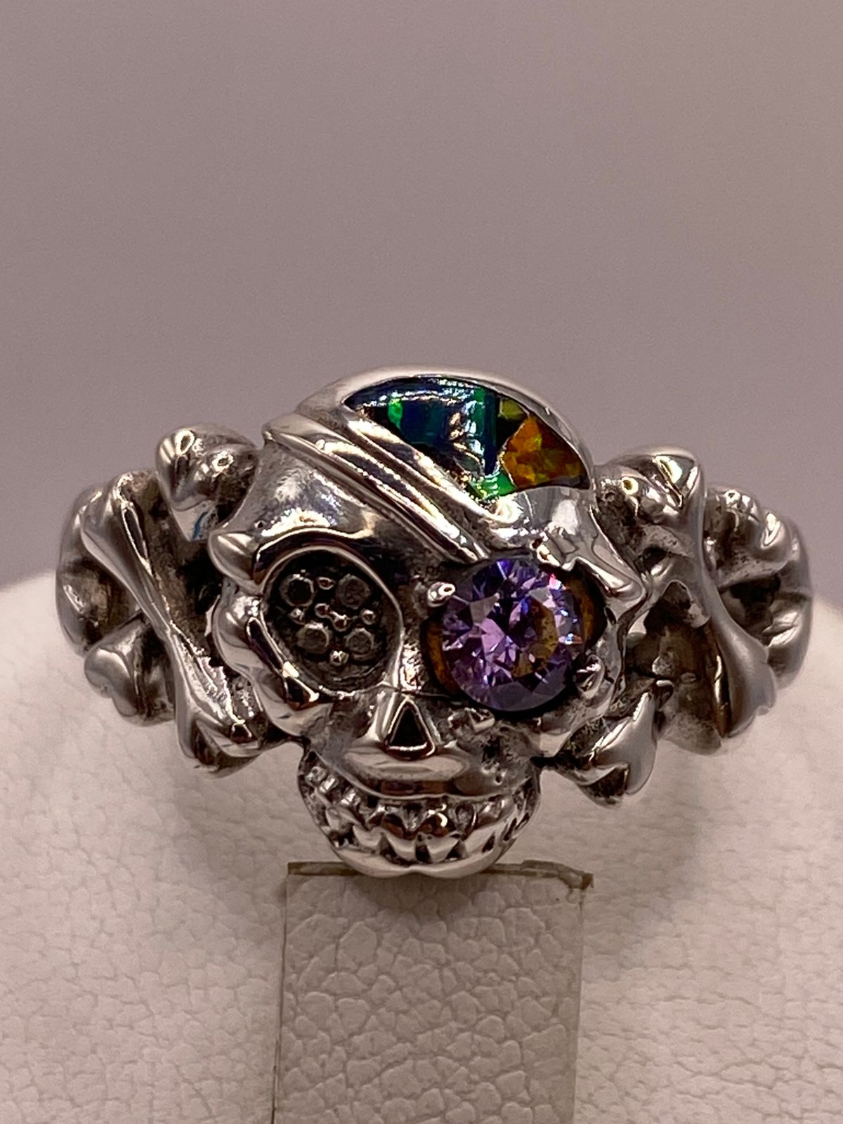 Anillo Calavera de Plata Ley 950 con Ópalo de Fuego y Zirconia Lila, sello de autenticidad Plata Ley .925