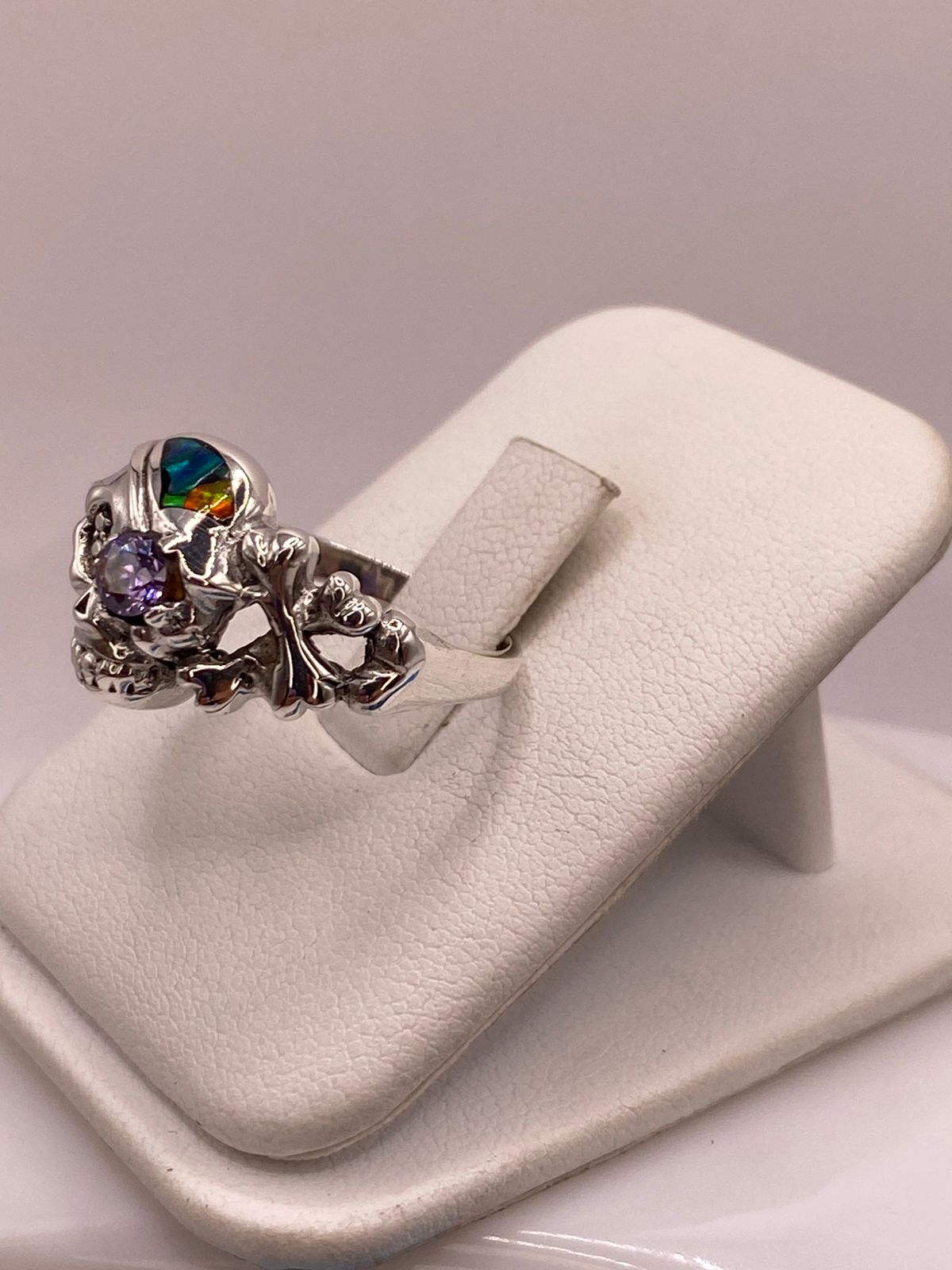 Anillo Calavera de Plata Ley 950 con Ópalo de Fuego y Zirconia Lila, vista lateral