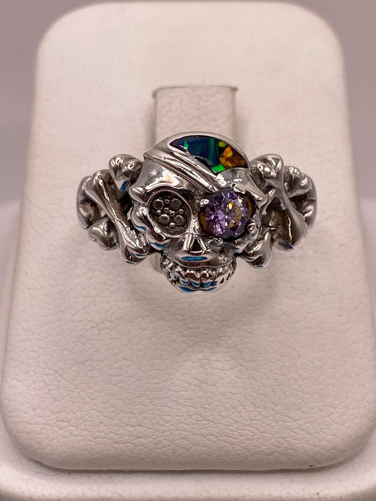 Anillo Calavera de Plata Ley 950 con Ópalo de Fuego y Zirconia Lila en báscula mostrando peso