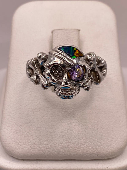 Anillo Calavera de Plata Ley 950 con Ópalo de Fuego y Zirconia Lila en báscula mostrando peso