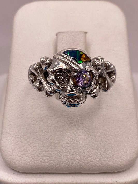 Anillo Calavera de Plata Ley 950 con Ópalo de Fuego y Zirconia Lila en báscula mostrando peso