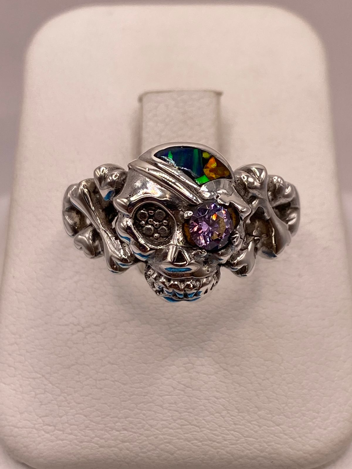 Anillo Calavera de Plata Ley 950 con Ópalo de Fuego y Zirconia Lila, vista frontal