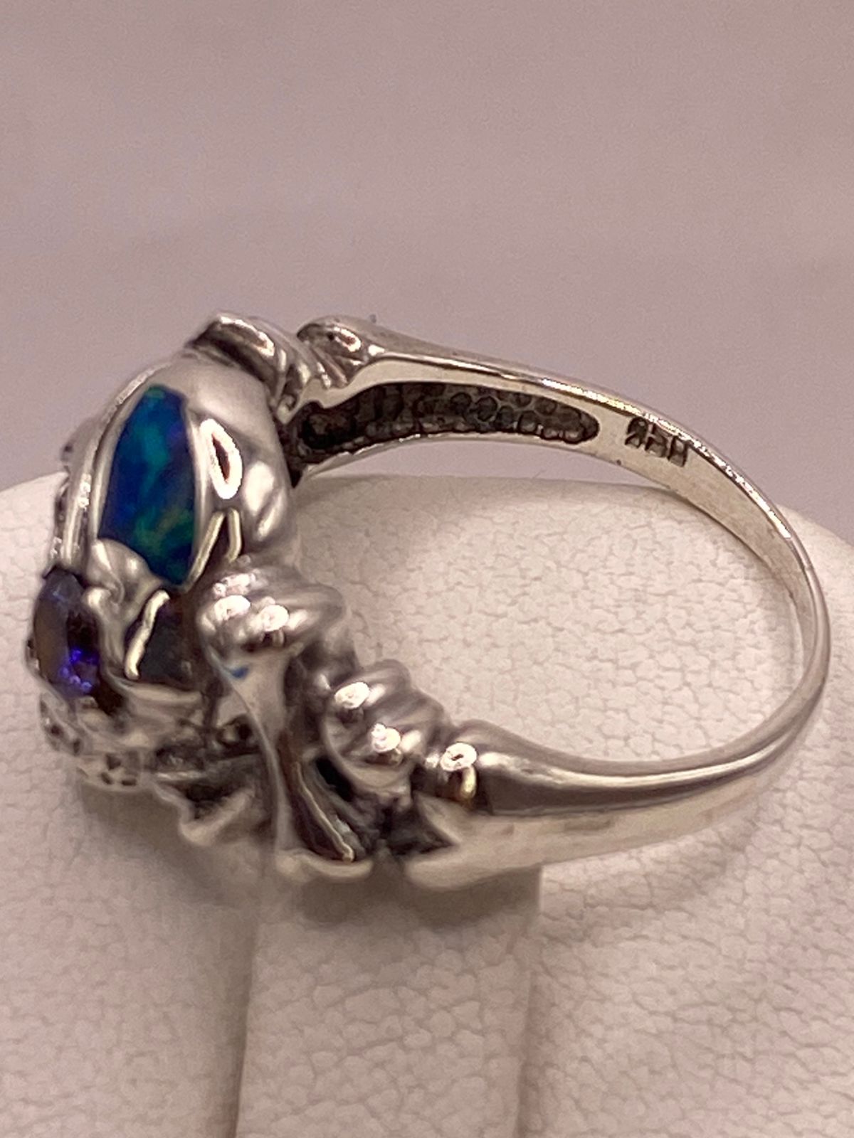 Anillo Calavera de Plata Ley 925 con Ópalo, Zirconia Violeta y Diseño Gótico, sello de autenticidad Plata Ley .925