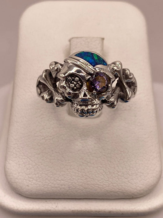 Anillo Calavera de Plata Ley 925 con Ópalo, Zirconia Violeta y Diseño Gótico en báscula mostrando peso