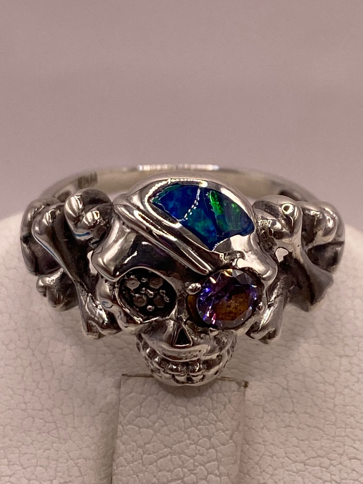 Anillo Calavera de Plata Ley 925 con Ópalo, Zirconia Violeta y Diseño Gótico, vista superior