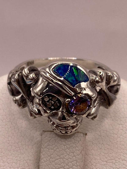 Anillo Calavera de Plata Ley 925 con Ópalo, Zirconia Violeta y Diseño Gótico, vista superior