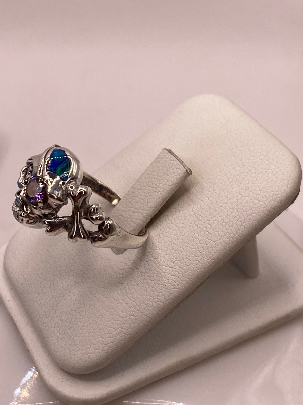 Anillo Calavera de Plata Ley 925 con Ópalo, Zirconia Violeta y Diseño Gótico, vista lateral