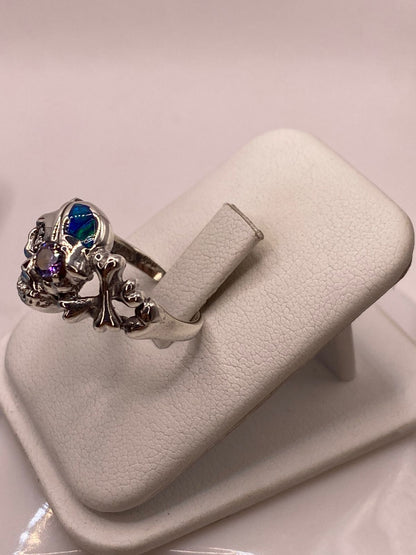 Anillo Calavera de Plata Ley 925 con Ópalo, Zirconia Violeta y Diseño Gótico, vista lateral