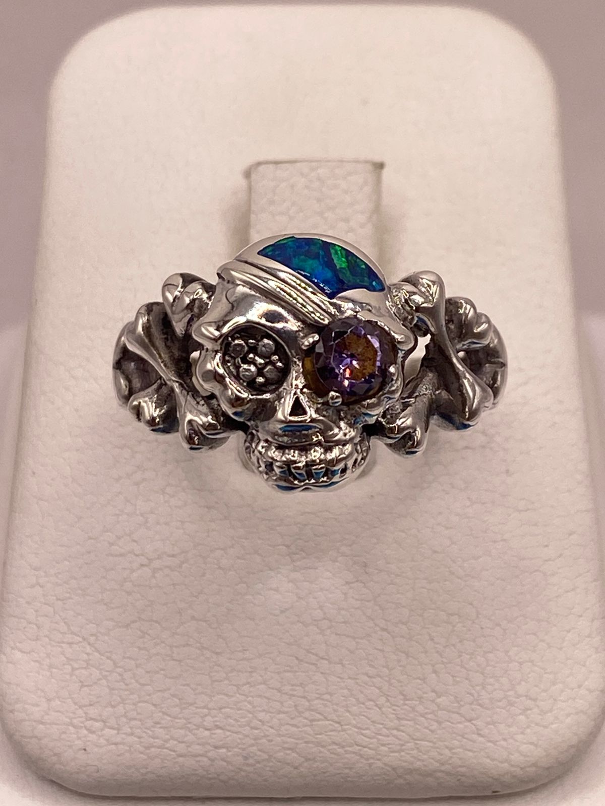 Anillo Calavera de Plata Ley 925 con Ópalo, Zirconia Violeta y Diseño Gótico, vista de detalle