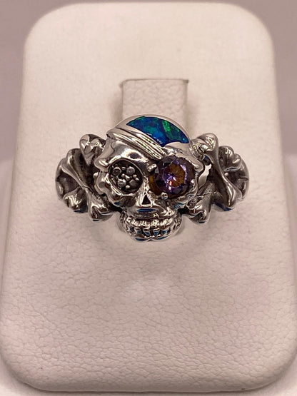 Anillo Calavera de Plata Ley 925 con Ópalo, Zirconia Violeta y Diseño Gótico, vista de detalle