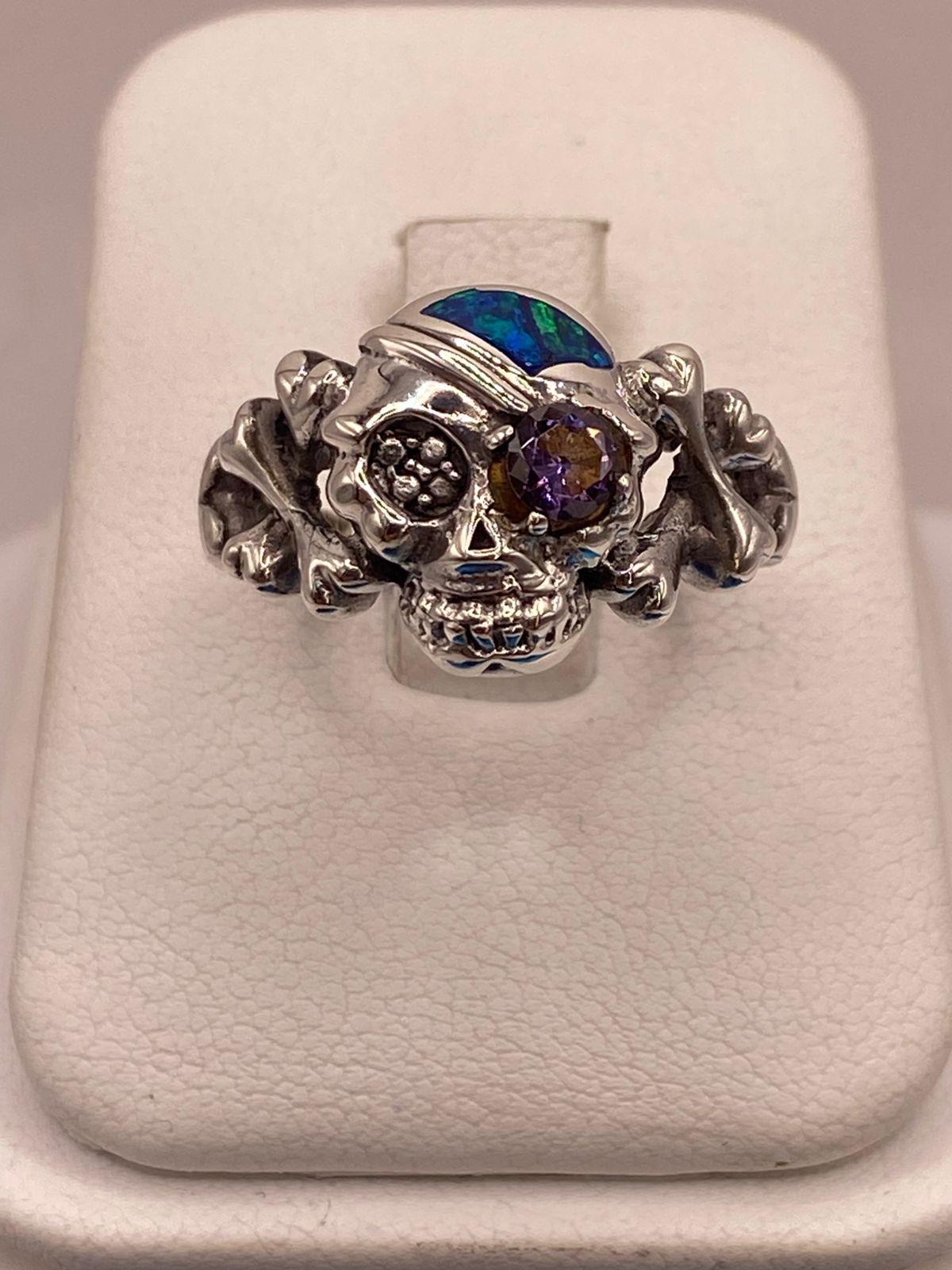 Anillo Calavera de Plata Ley 925 con Ópalo, Zirconia Violeta y Diseño Gótico, vista frontal