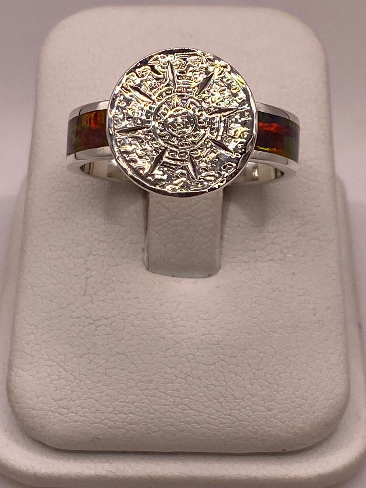 Anillo Calendario Azteca con Ópalo de Fuego Multicolor en Plata Ley .950, vista frontal