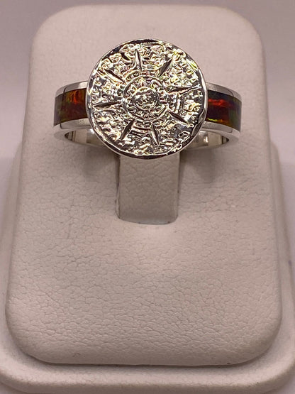 Anillo Calendario Azteca con Ópalo de Fuego Multicolor en Plata Ley .950, vista frontal