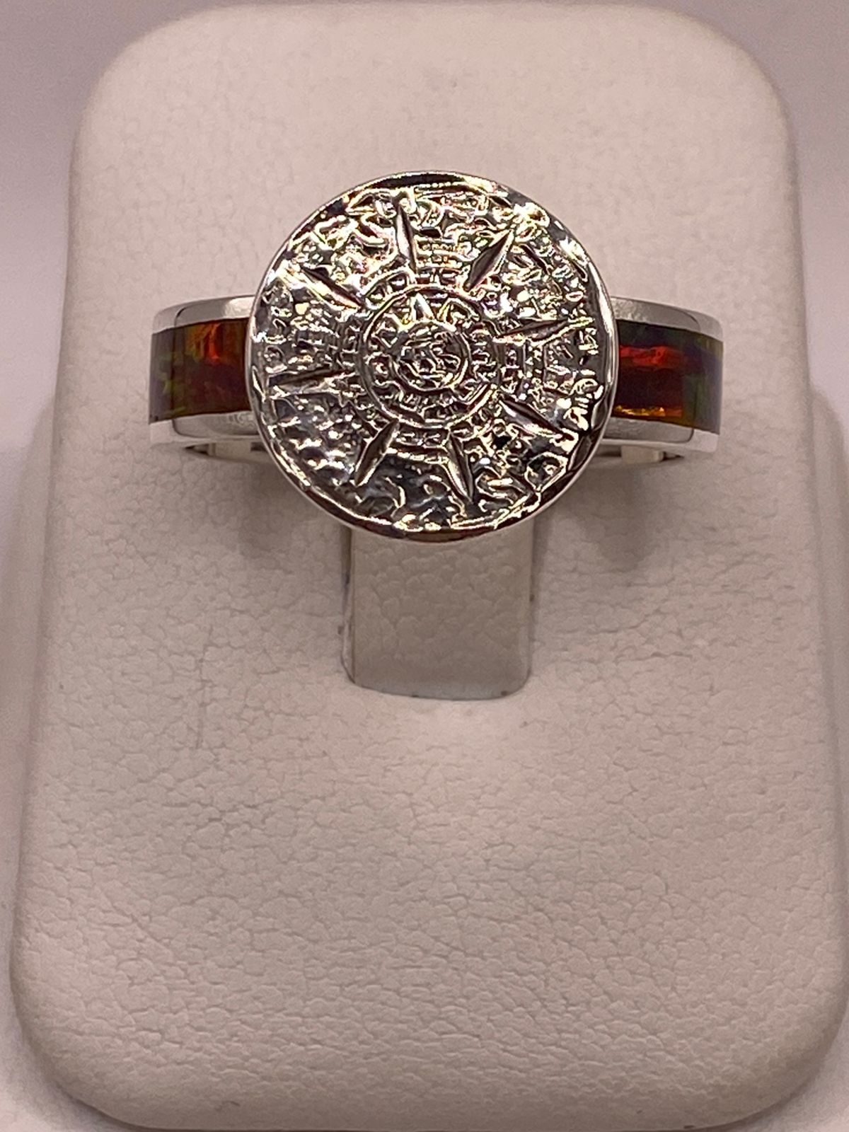 Anillo Calendario Azteca con Ópalo de Fuego Multicolor en Plata Ley .950 en báscula mostrando peso