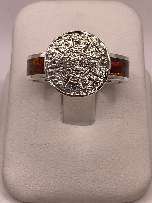 Anillo Calendario Azteca con Ópalo de Fuego Multicolor en Plata Ley .950 en báscula mostrando peso