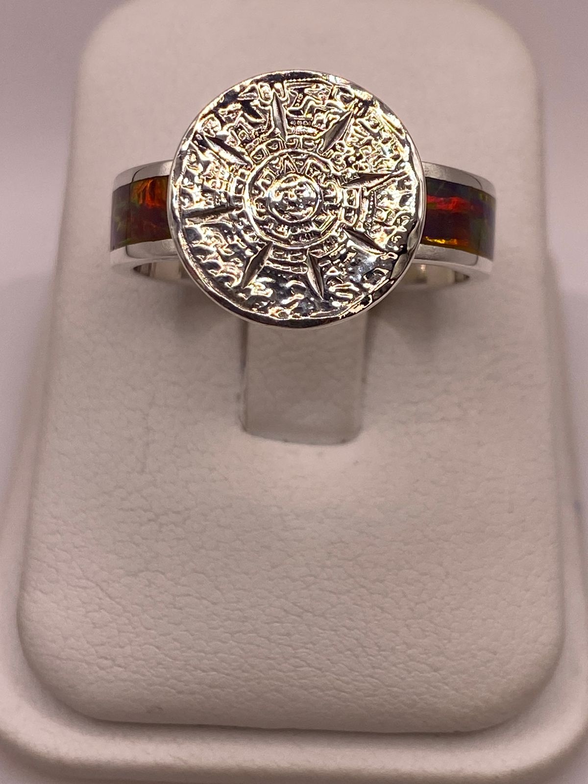 Anillo Calendario Azteca con Ópalo de Fuego Multicolor en Plata Ley .950, vista de detalle
