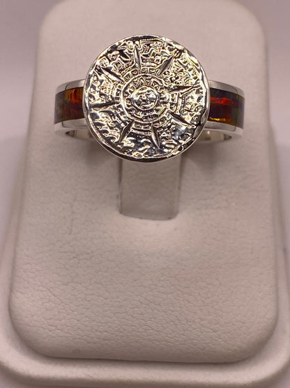 Anillo Calendario Azteca con Ópalo de Fuego Multicolor en Plata Ley .950, vista de detalle