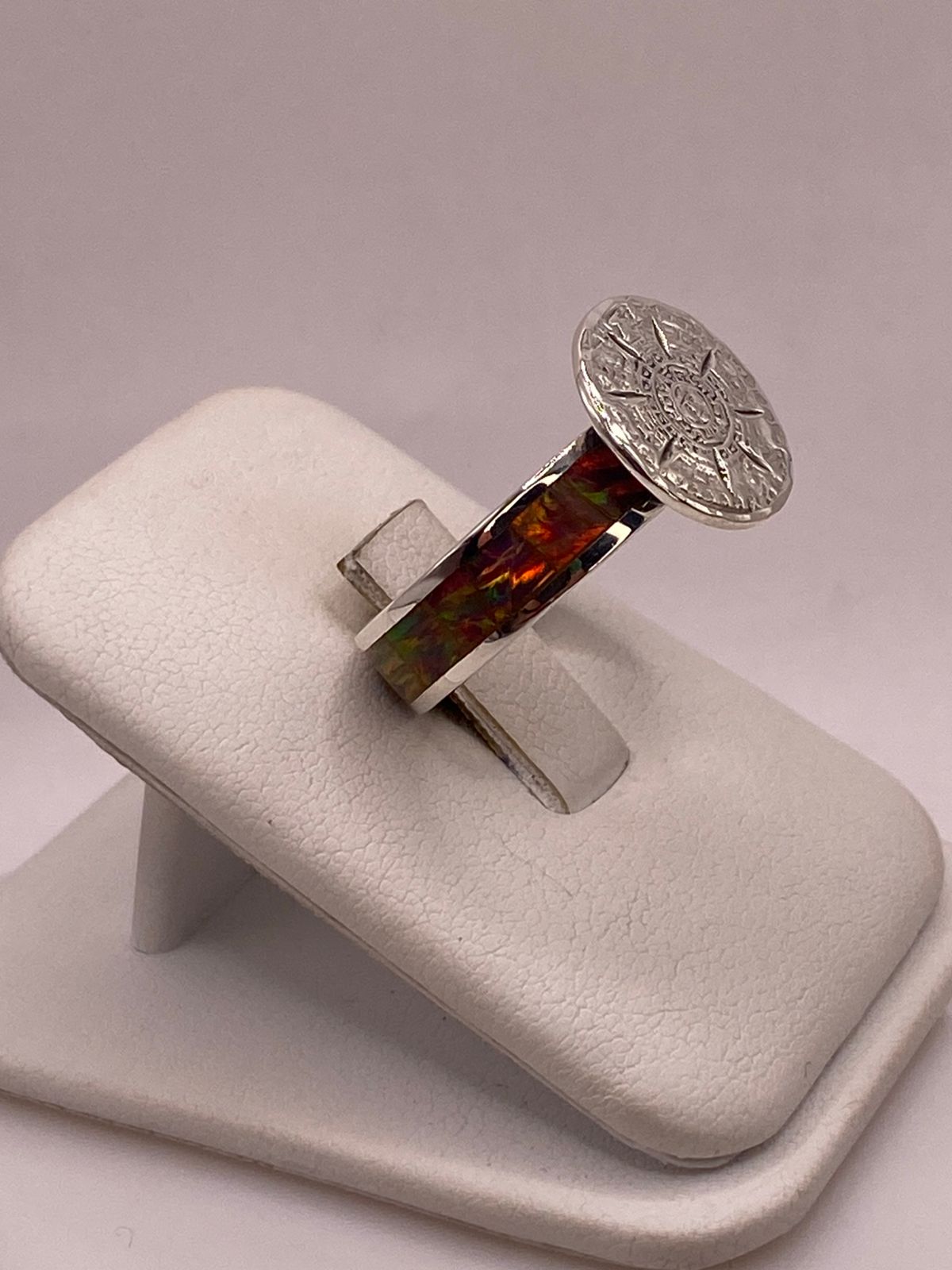 Anillo Calendario Azteca con Ópalo de Fuego Multicolor en Plata Ley .950, vista lateral